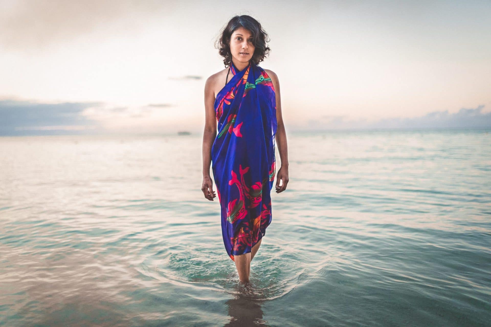 fille marche dans la mer île maurice